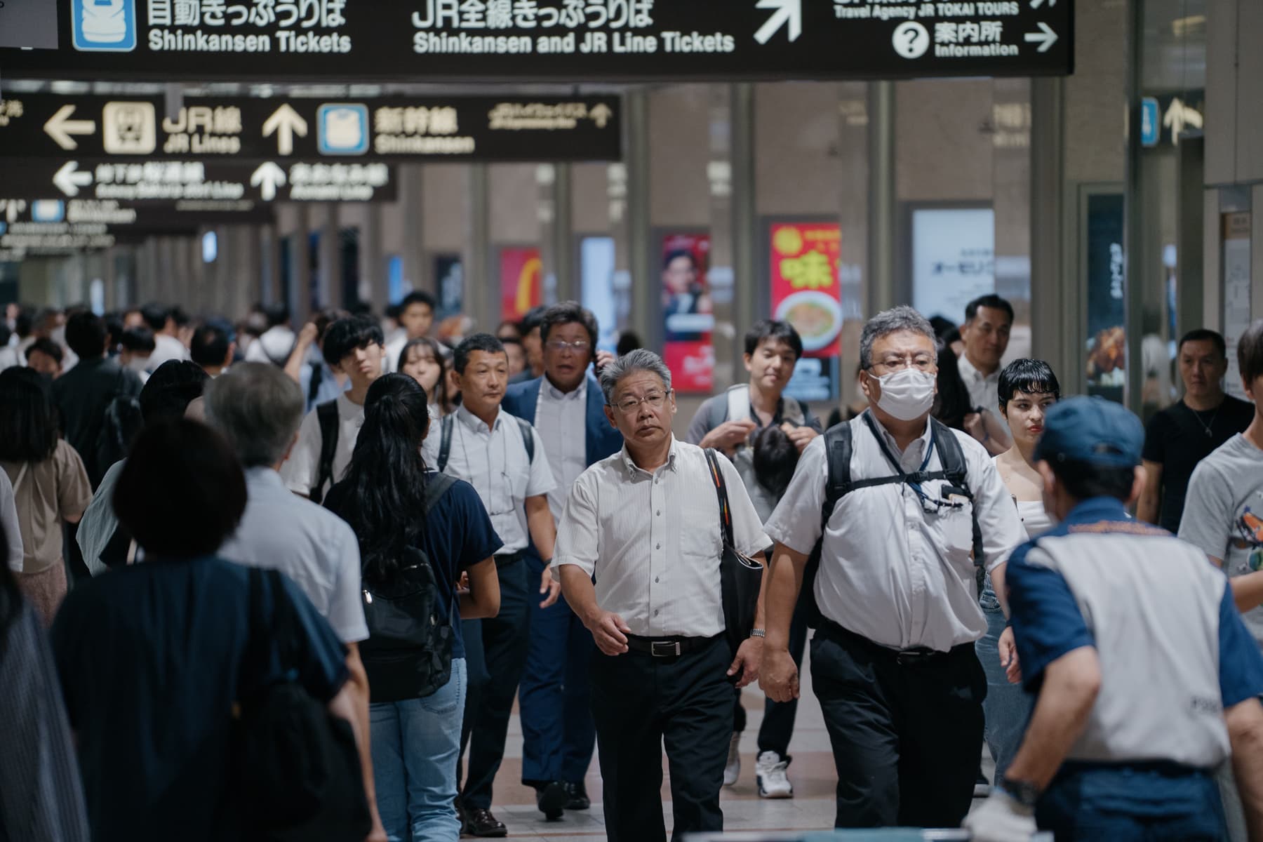 <span style="color: rgb(0, 0, 0);">Nagoya station during the evening rush hour.</span>